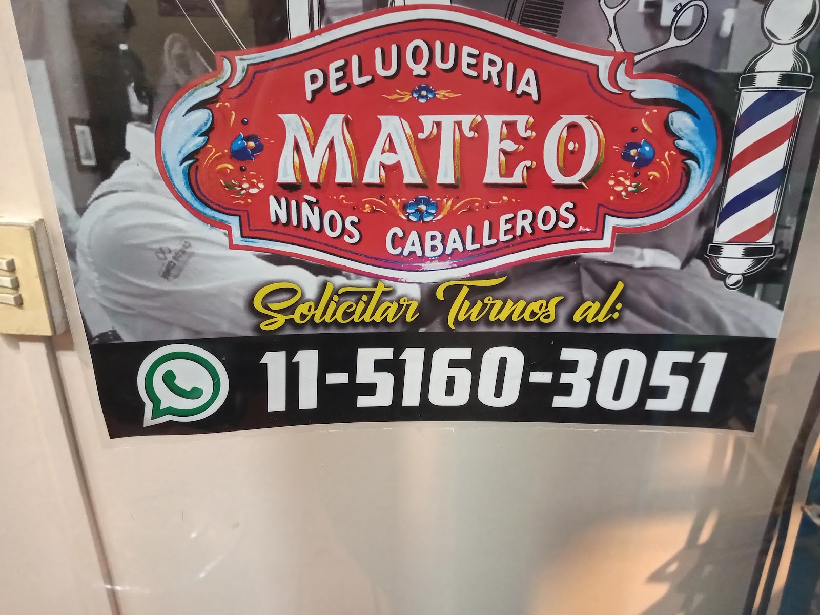 Cartel de Peluquería Mateo con el número de WhatsApp 11 5160-3051 para solicitar turnos
