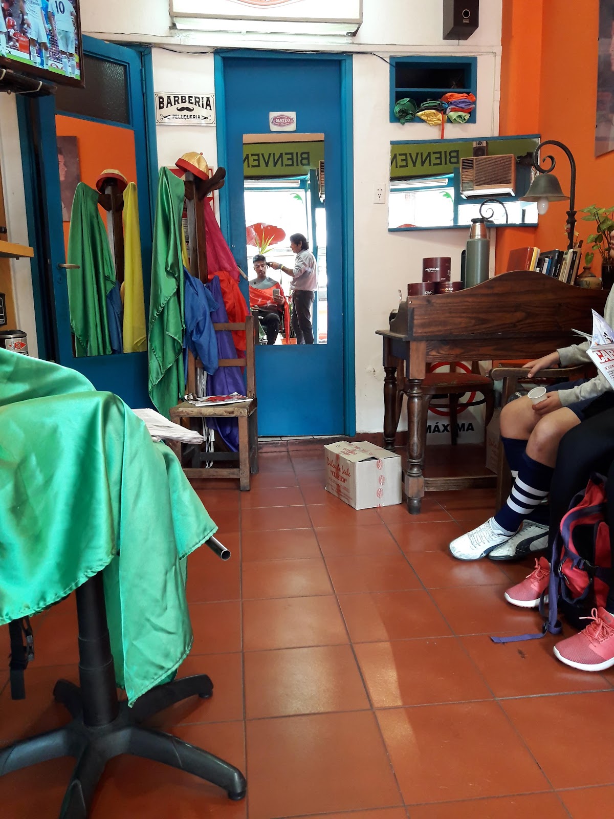 Interior colorido de la peluquería con sus sillones y muebles clásicos